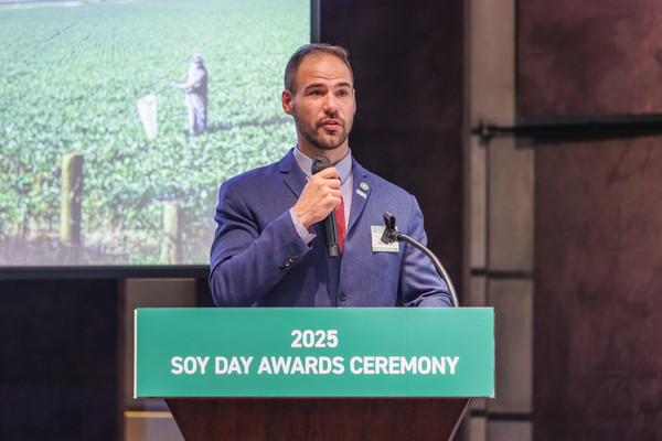 윌 맥네어 미국대두협회 글로벌 이사가 미국대두 지속가능 인증(SUSS)로고에 대해 언급하고 있다. 