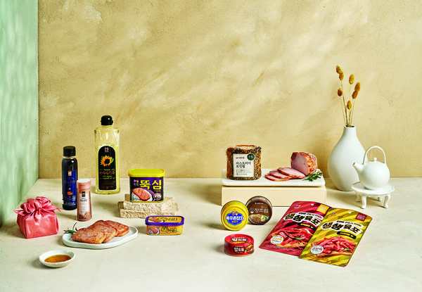 농협목우촌은 지속가능한 성장을 위해 유통 채널 확대, 마케팅 강화 등 여러 노력을 아끼지 않고 있다. 사진은 목우촌의 제품들.