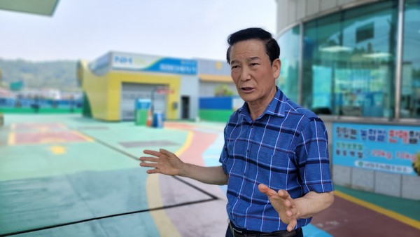  남청주농협 주차장에서 사업 현황을 설명하고 있는 이길웅 조합장