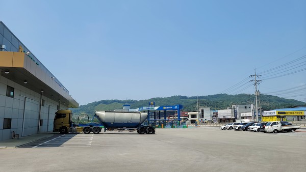 대형화물차와 콜버스 등이 남청주농협 주유소 옆 창고부지를 주차장으로 활용하면서 주유소의 새로운 고정고객이 됐다.