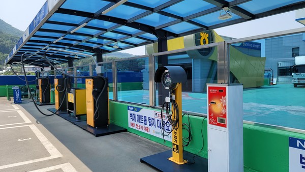 세차후 셀프로 내부세차와 간단한 정비를 할 수 있는 공간. 외부로부터 분리돼 있어 안전할뿐만 아니라 타인의 눈치를 보지 않아도 된다.