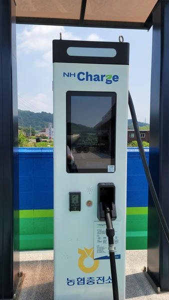 현재 전기차 충전시설은 2기인데 추가 설치를 추진 중이다.