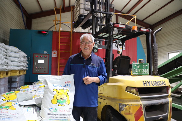 민민호 전국한우협회 가평군지부장이 가평군지부 대표사업인 한우 생균제와 포즈를 취하고 있다.