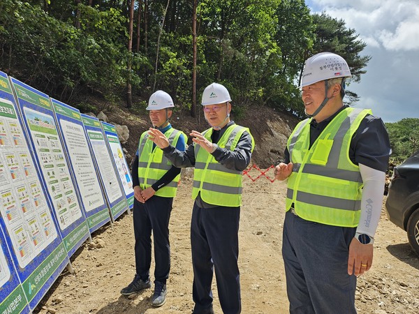 영월 임도 건설 현장에서 안전점검을 실시하는 강대재 산림조합중앙회 사업대표이사(가운데).