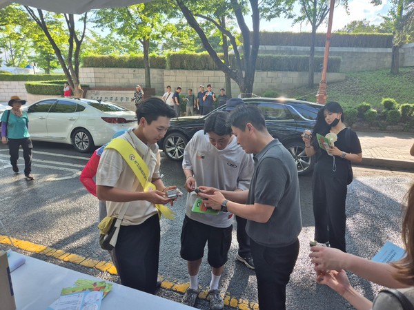 행사 부스에서 관람객들이 ‘축산물 이력 정보’ 모바일 앱을 이용해 이력번호를 실시간으로 조회해 보는 모습