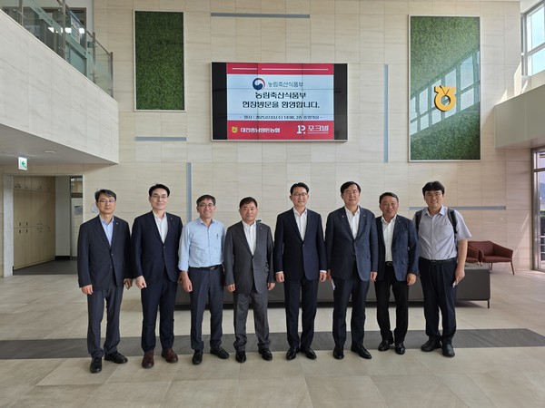 단체 기념 촬영 모습.