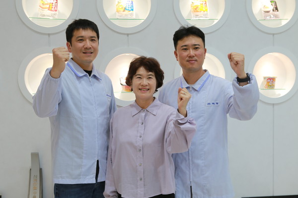 왼쪽부터 농업회사법인 주식회사 백제 김범유 대표, 김미순 회장, 김철유 대표 모습