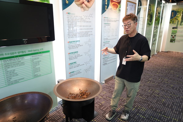 조경환 하동차&바이오진흥원 기업지원실장이 하동차&바이오진흥원 내 홍보관에서 하동차의 제다법에 대해 설명하고 있다.