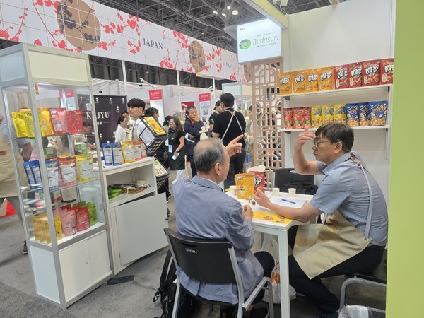  한국산 농식품의 대미수출이 호조를 보이고 있는 가운데 한국식품산업클러스터진흥원이 지난달 29일부터 지난 1일까지 미국 뉴욕에서 열린 ‘2025 뉴욕 팬시푸드쇼’에 국가식품클러스터 공동관을 마련, 프리미엄 K-FOOD 홍보에 나섰다.