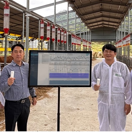 메탄캡슐 적용 해남저탄소 목장, 왼쪽부터 이항림 해남 이현농장 대표, 박찬목 메텍홀딩스 대표,(사진제공=메텍).