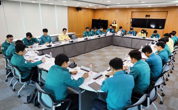 농림축산식품부는 '축산분야 폭염 피해 대책' 을 11일 발표했다. 김종구 식량정책실장 주재 회의 모습.