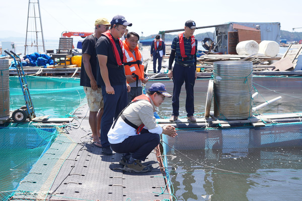 지난 12일 부석면 창리 가두리양식장을 찾아 어업인의 애로사항을 청취하는 이완섭 시장(맨 앞)