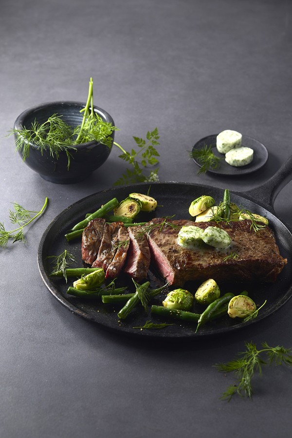 한우 채끝 스테이크. 