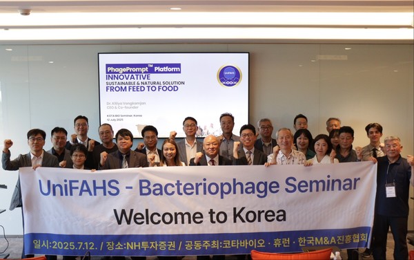 코타바이오가 지난 12일 여의도에서 개최한 ‘유니파스 한국축산업 박테리오파지 솔루션’ 세미나에 참석한 가금전문 수의사 및 가금연구센터 연구원, 박테리오파지 생산기업 및 축산농가 관계자들이 기념촬영을 하고 있다. 