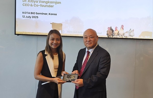 키티아 봉캄잔 유니파스 대표(왼쪽)과 이재술 코타바이오 회장(오른쪽)이 기념촬영을 하고 있다. 