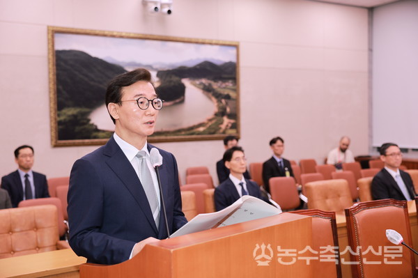 지난 14일 열린 인사청문회에서 모두 발언을 하고 있는 전재수 후보자. 전 후보자는 이날 인사청문회에서 해수부 부산 이전, 연근해어어 TAC제도 도입, 어촌활성화 등에 대한 다양한 정책비전을 제시했다.