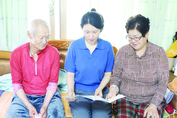 박준옥 한국농어촌공사 고흥지사 과장(가운데)이 장진숙·김여순 부부의 집을 방문해 농지이양은퇴직불 사업에 대해 설명하고 있다.