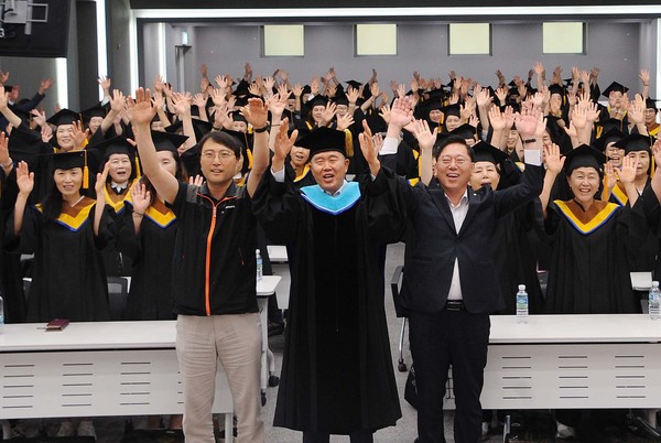 서울축협은 지난 15일 제4기 주부대학 수료식을 가졌다.