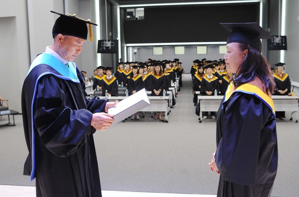 진경만 조합장(왼쪽)이 수료생 대표에게 수료증을 전달하고 있다.