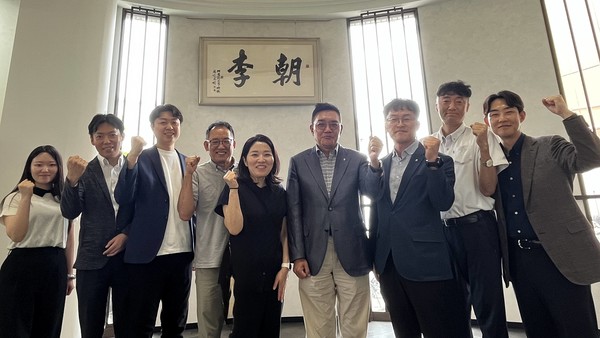 이천일 농협경제지주 품목지원본부장(왼쪽 여섯 번째)와 양창숙 일본 외식업체 이조원 대표이사(다섯 번째)가 관계자들과 함께  이조원 본사에서 기념사진을 촬영하고 있다.