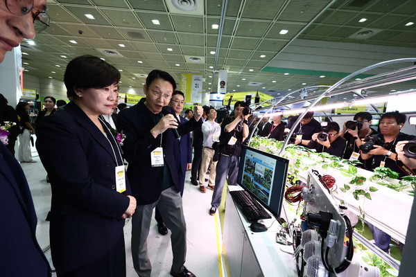 송미령 농식품부 장관이 엘이디온의 특수한 LED조명을 이용한 ‘식물재배기’를 관람하고 있다.
