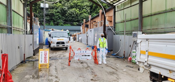[가축위생방역지원본부 제공] ASF 발생농장에 대한 긴급초동방역 모습.
