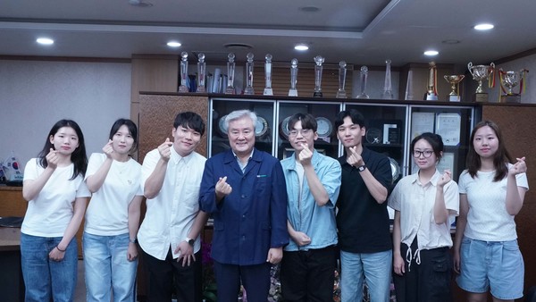 박성직 조합장(왼쪽에서 네번째)이 대학생 농촌체험단 후기 공모전 수상자들과 기념촬영을 하고 있다.