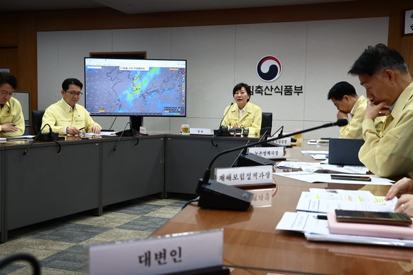 송미령 농식품부 장관(가운데)이 농업분야 호우 대처상황 긴급 점검회의를 열어 대응방안을 논의하고 있다.