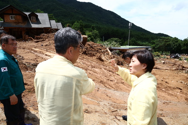 송미령 농식품부 장관(오른쪽)이 경남 산청군 산사태 피해지를 방문해 상황을 점검하고 있다.