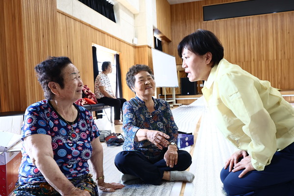 송미령 장관이 산엔청 복지회관을 방문, 피해 주민들을 위로하고 있다.