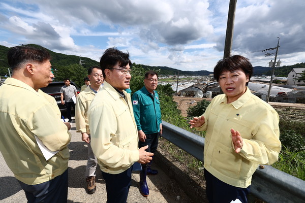 침수 피해를 입은 신안면 딸기 재배시설 점검 모습.