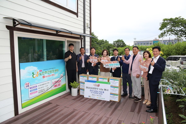 경북 상주축협은 공성노인주간보호센터에 곰탕을 전달했다.