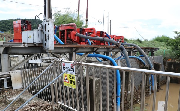 침수로 가동이 중단된 산호 배수장에 임시 배수펌프를 설치했다.