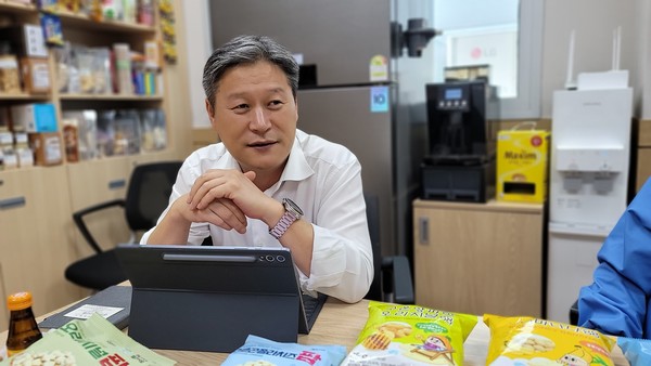 손한수 상무가 청원생명농협쌀조공에서 생산하는 쌀가공제품이 일반 봉지과자와 가격차이가 나지 않는 비결로  미곡종합처리장(RPC)에서 수매한 쌀을 일괄 처리하기 때문이라고 설명하고 있다. 