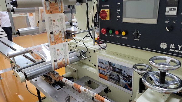 포장지 작업이 한창이다.