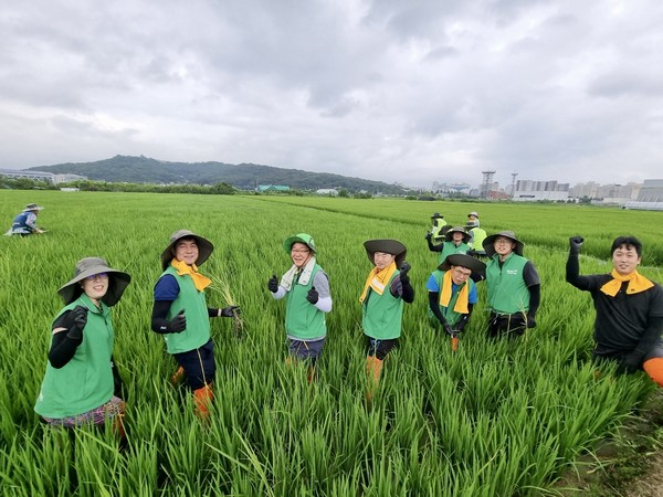 백호 조합장(왼쪽에서 세번째)이 임직원들과 잡초 제거작업을 돕고 있다.