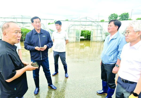 이용선 본부장(오른쪽 두 번째)이 이장환 지부장(첫 번째), 곽병갑 조합장(왼쪽 두 번째) 과 함께 농업인으로부터 피해 상황에 대한 설명을 듣고 있다.