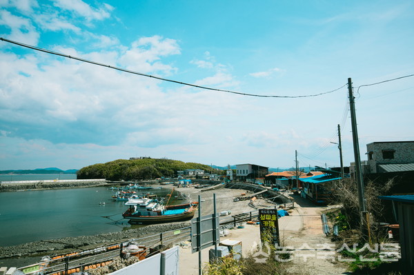 해양영토 수호를 위해서는 해수부 중심의 비연륙 유인섬 종합정책을 마련할 필요성이 제기되고 있다. 사진은 충남 홍성군에 위치한 죽도의 전경.