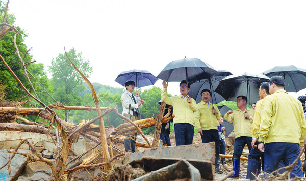 이재명 대통령(왼쪽에서 두 번째)이 기록적인 집중호우로 큰 피해를 입은 경남 산청군 산청읍 부리마을을 찾아 피해 상황을 점검하고 있다. [대통령실 제공]