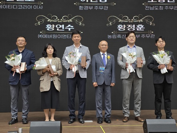 축산환경관리원장 감사패 수상자들과 문홍길 원장(왼쪽에서 네번쨰).