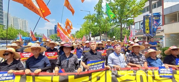 양지에서 달궈진 아스팔트에 화상이 우려돼 서서 집회 중인 연합회원들.