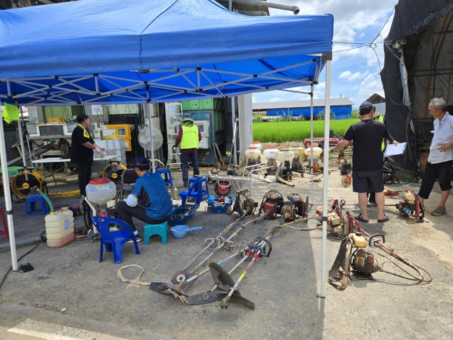 예산군 농업기술센터가 유관기관과 협력해 진행 중인 농업기계 순회수리 현장.
