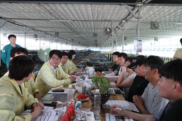 권재한 농촌진흥청장(가운데)이 7월 25일 경기도 용인시 남사읍의 다육이 재배 농사업장에서 농장 관계자 등과 소통하며 '폭염 안전 5대 기본 수칙' 내용을 안내하고, 현장의 적극적인 실천를 당부하고 있다. 