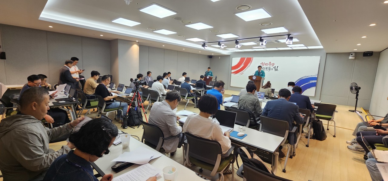 28일 기자회견을 하고 있는 김영명 충남도 환경산림국장