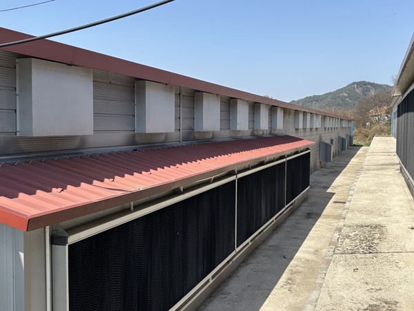 계사 쿨링패드 설치 모습. (축과원 제공)