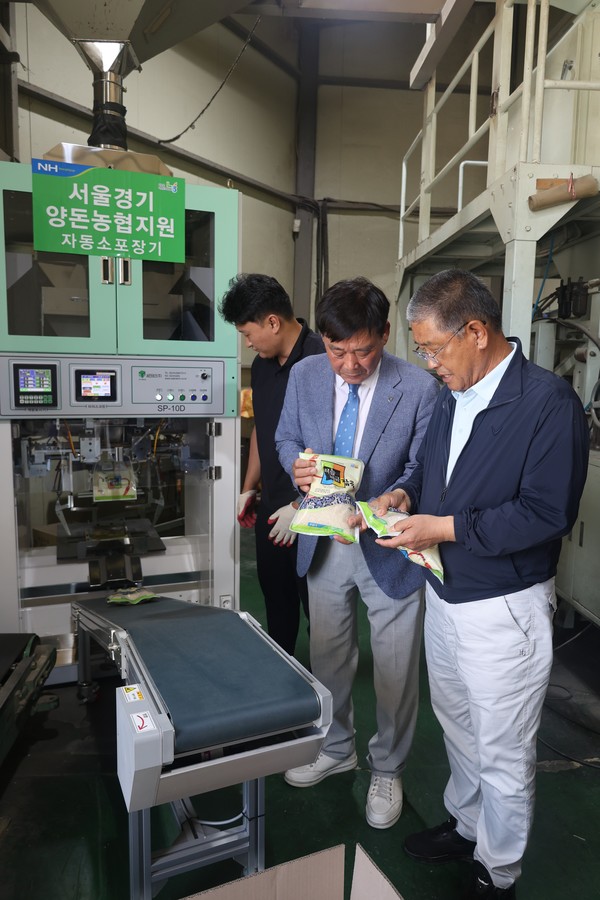 이정배 조합장(오른쪽 첫번째)이 양성농협 미곡종합처리장에 지원한 소포장기를 살펴보고 있다.