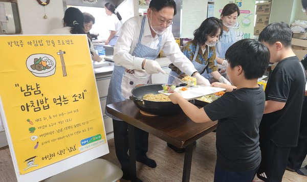 서울농협은 참여센터에 아침 간편식과 반찬 및 쌀 간식을 지원하고, 각 센터는 한 달 간 주 2회 아침밥을 제공한다.