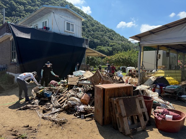 농협대구본부는 경남 합천군 삼가면 축산 농가를 방문해 복구작업을 하고 있다.