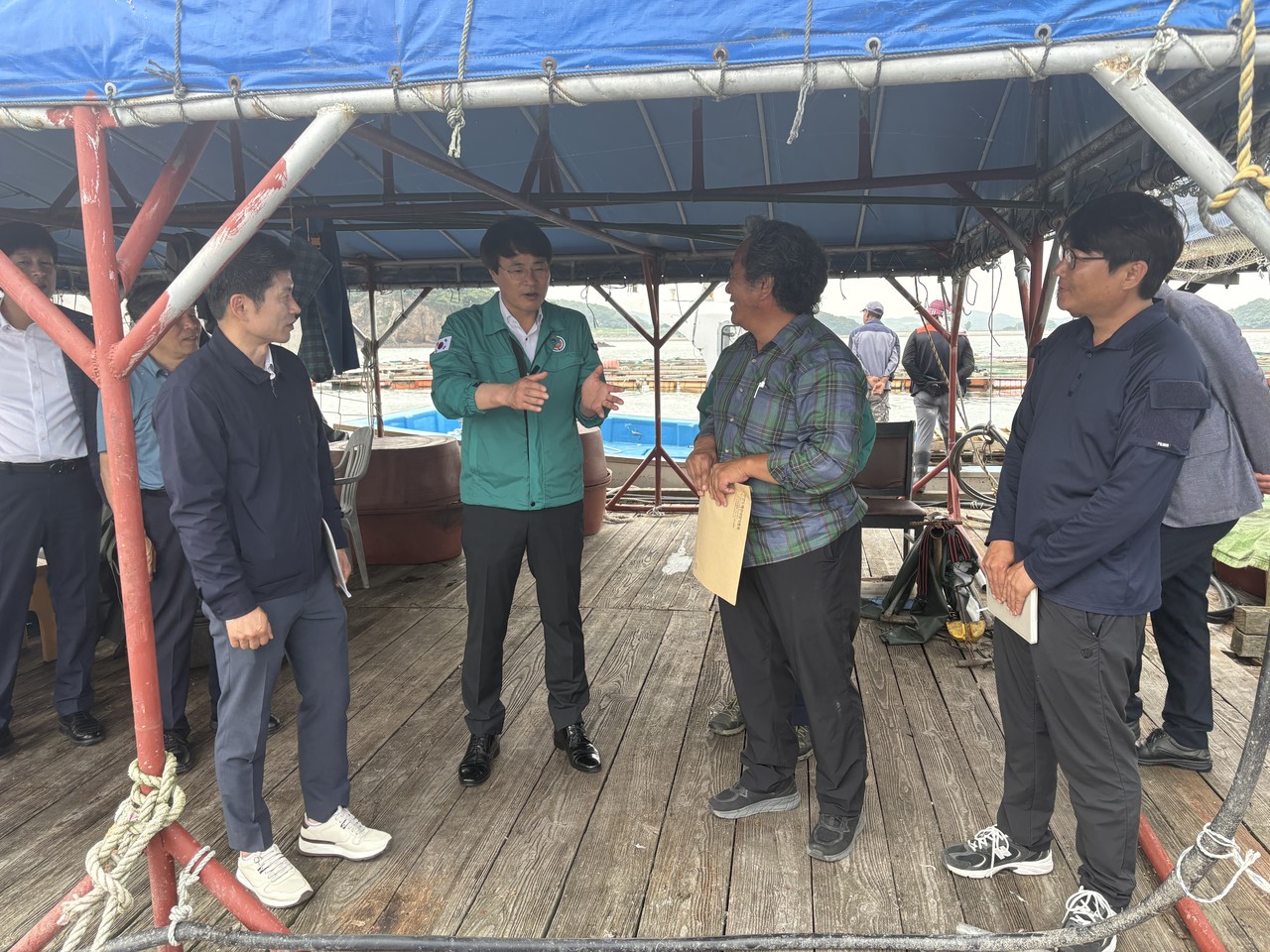 전상욱 해양수산국장은 20일 직접 천수만 현장을 찾아 수온 예찰 상황과 양식장 대응 실태를 점검하고, 어업인들과 애로사항을 공유하며 신속 대응을 독려했다.