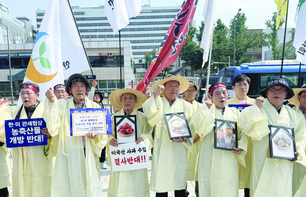 "거리로 나온 농업인단체" 한국농축산연합회·한국종합농업단체협의회·축산관련단체협의회·농민의길 등 농업인단체는 지난달 28일 서울 용산 대통령실 인근에서 ‘한‧미 상호관세 협상 농축산물 개방 반대 전국 농축산인 결의대회’를 개최했다. 민경천 전국한우협회장(왼쪽 두 번째)이 대통령실에 전달하는 ‘한‧미 관세협상 농축산물 개방 반대 건의문’를 들고 구호를 외치고 있다. [사진=안희경]